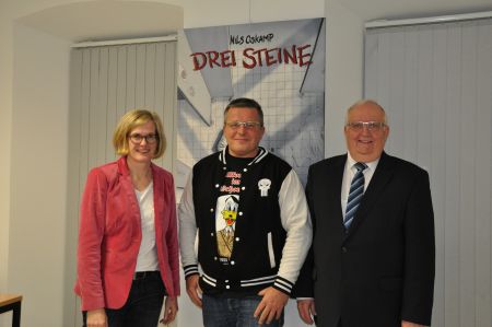 Mahnendes Werk gegen die Verharmlosung des Rechtsradikalismus: (von links nach rechts) Kirsten John-Stucke, Leiterin des Kreismuseums Wewelsburg, Autor und Illustrator Nils Oskamp, Vinzenz Heggen, stellvertetender Landrat des Kreises Paderborn  bei der Ausstellungseröffnung „Drei Steine“